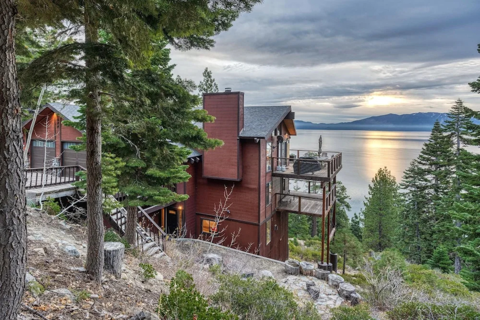 5BR 4BA Lake View Cabin by RedAwning