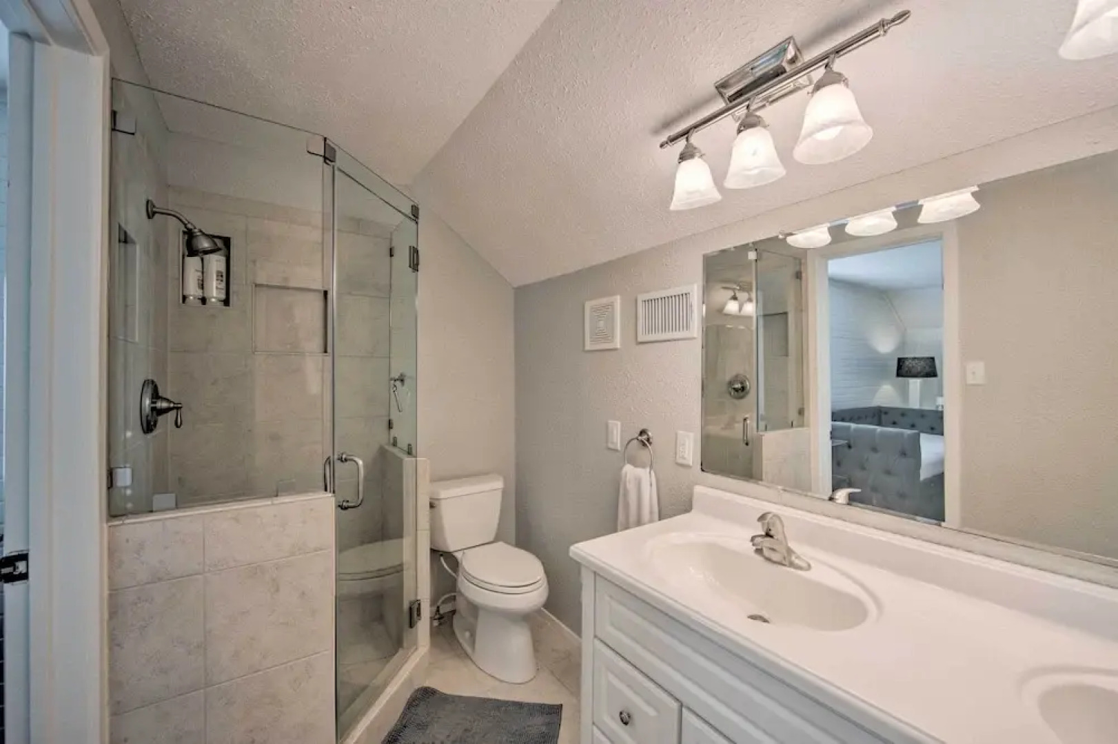 Stunning Lakefront Home: Hot Tub & Game Room!