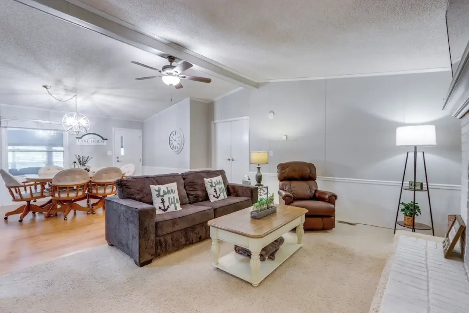 8 Mi to Beach: Lake-view Haven in Linn Creek!