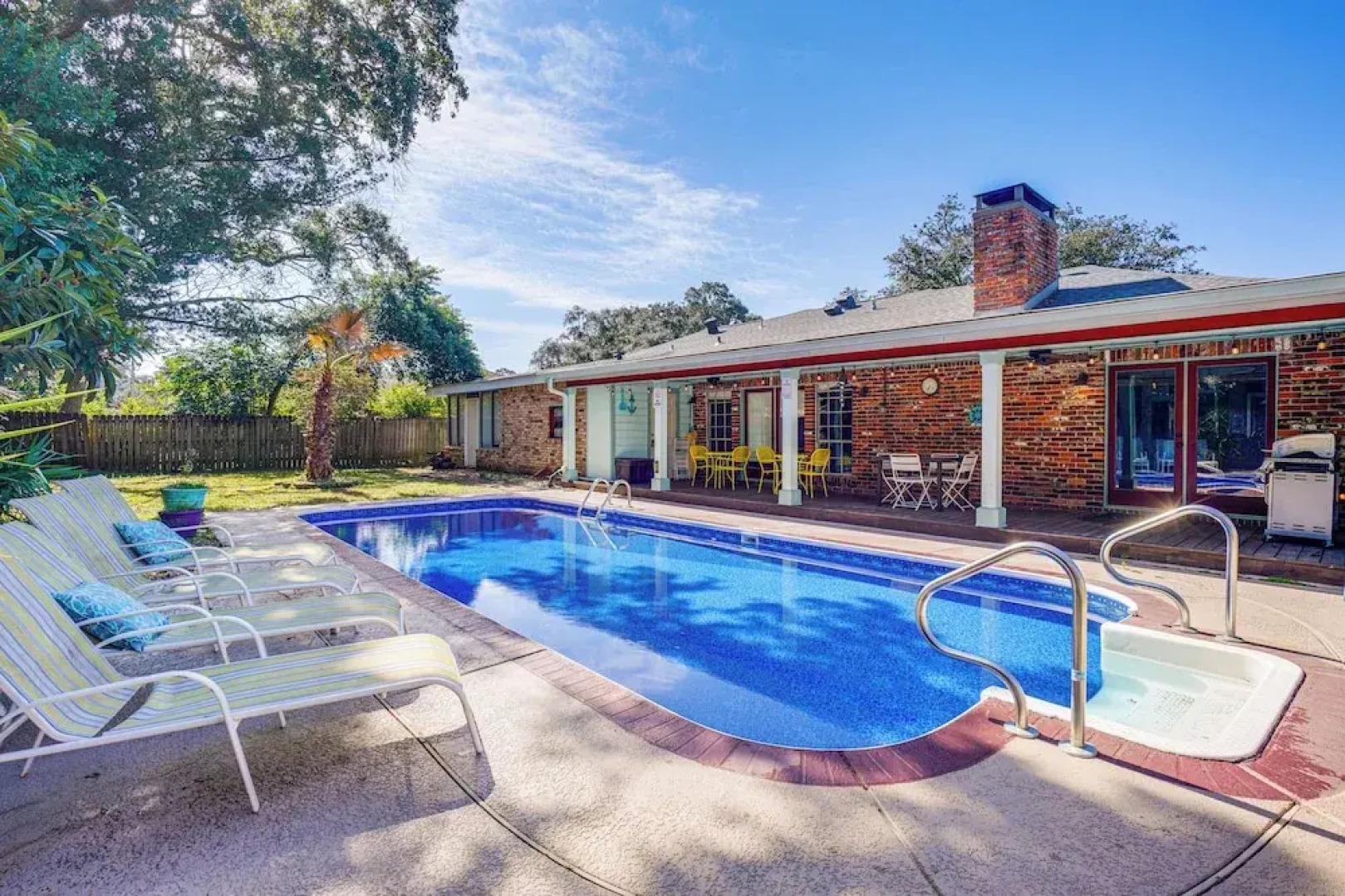 2 Mi to Gulfport Beaches: Poolside Paradise!