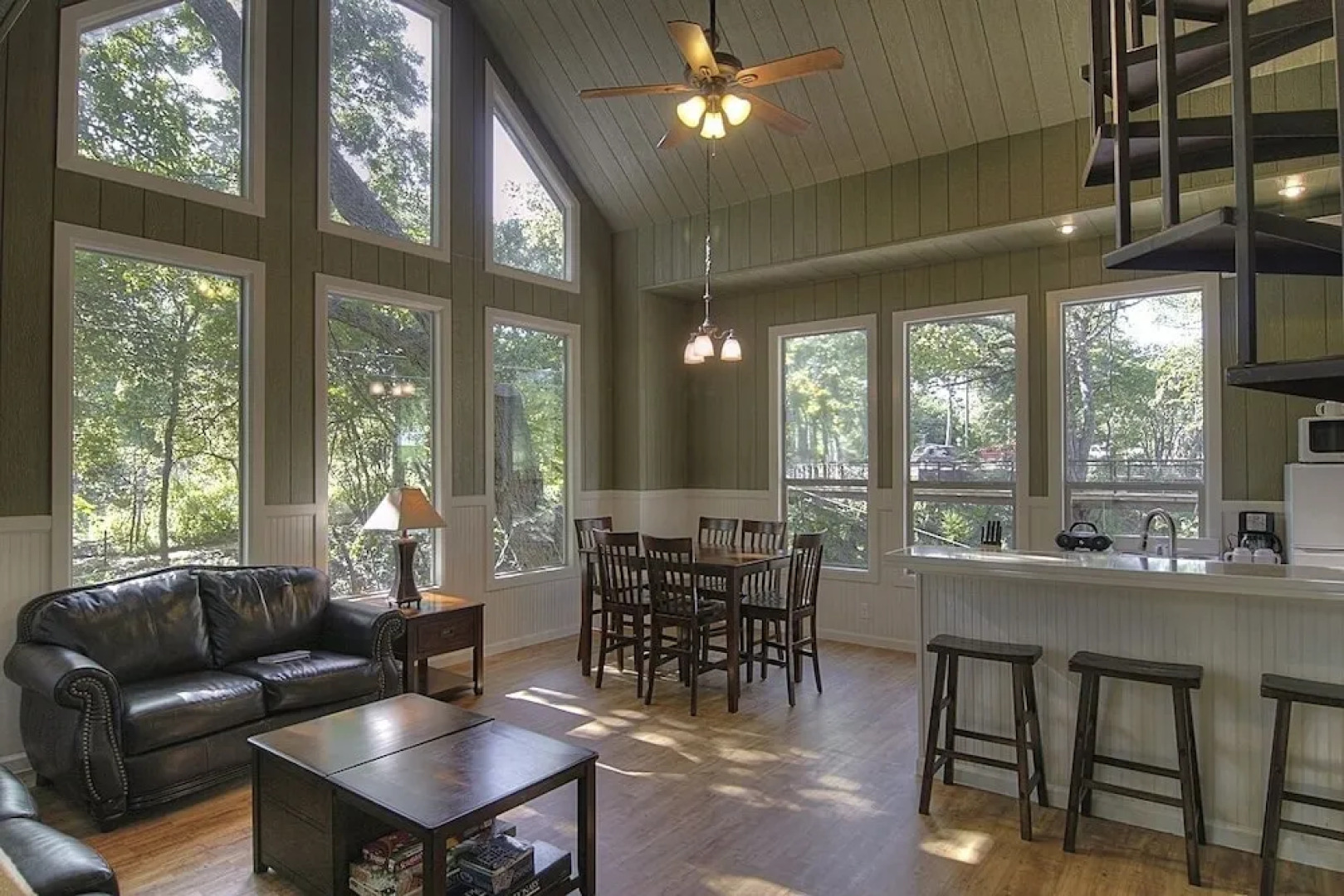 River Rd. Treehouses- Birdseye Perch 1 Bedroom 1 Bathroom Cabin