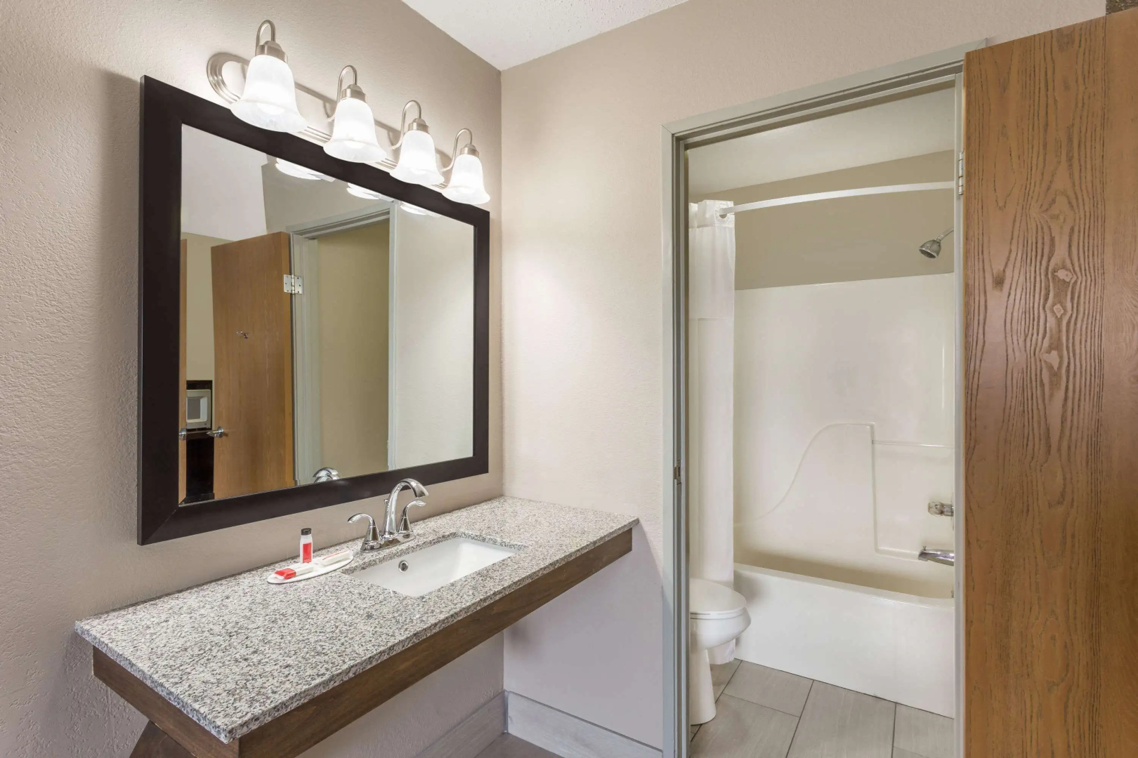 Super 8 by Wyndham Hebron Lowell Area