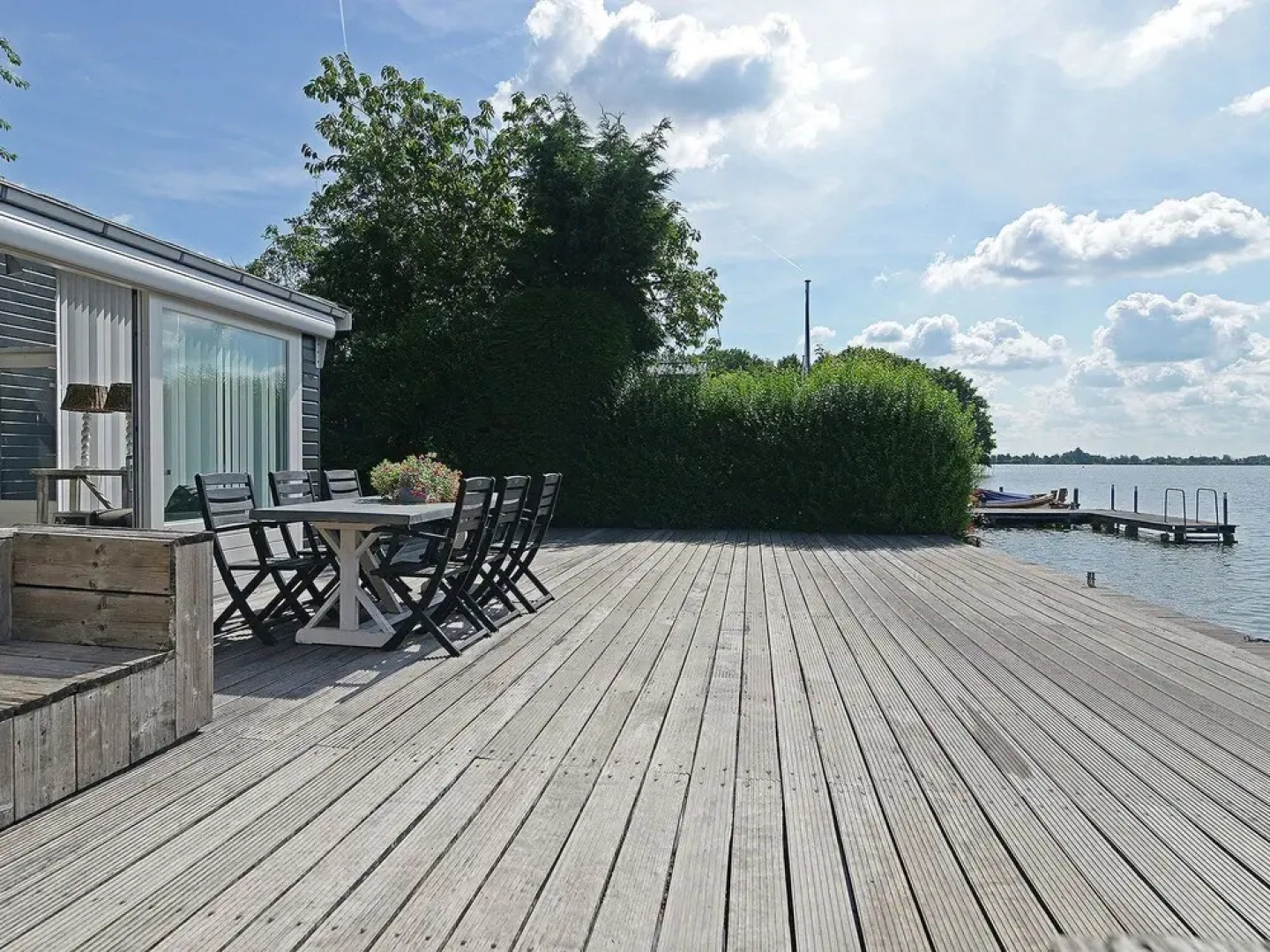 Stylish Bungalow With Gorgeous Location on Reeuwijk Lake