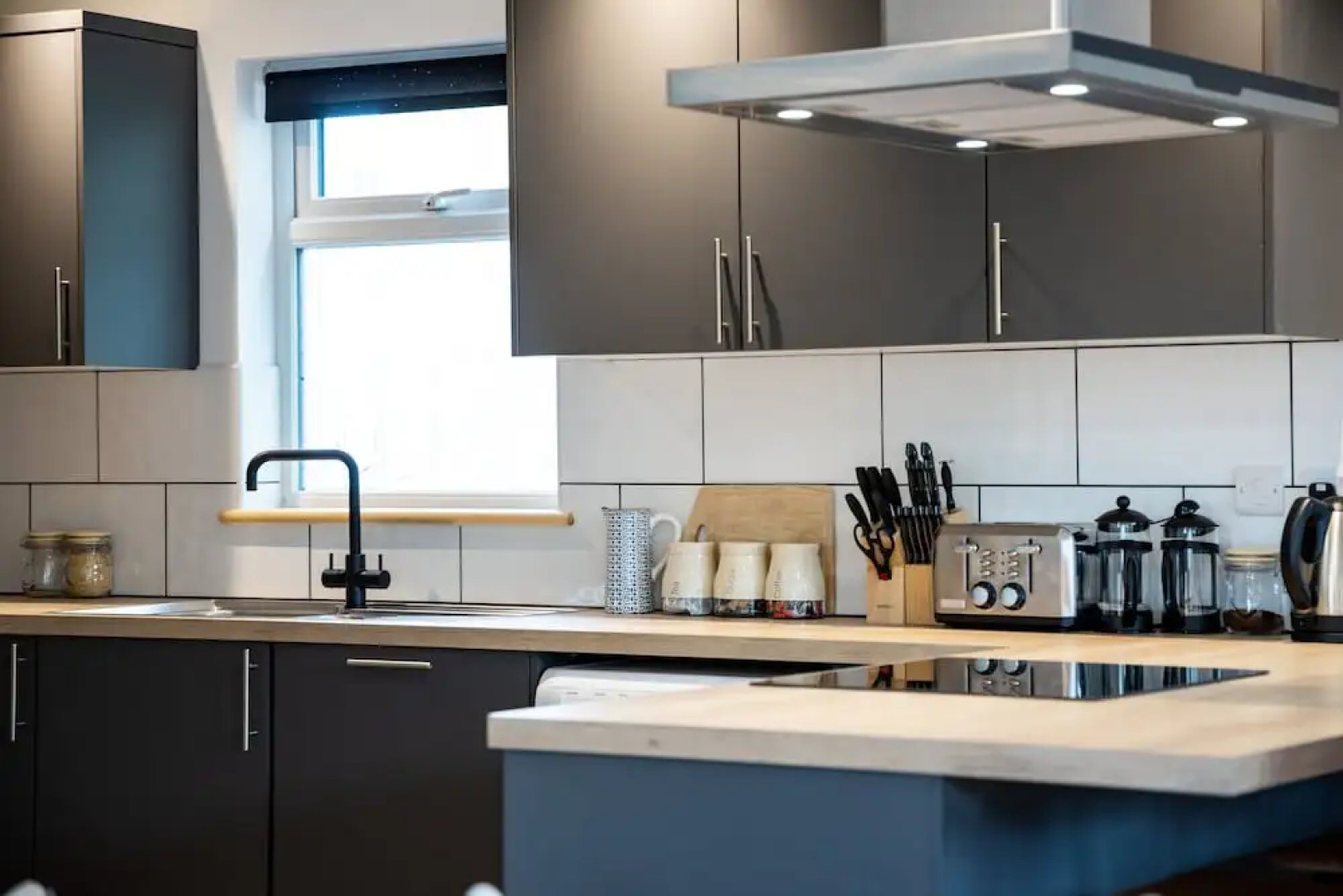 Totnes modern house sleeps 8 , 5 mins to town