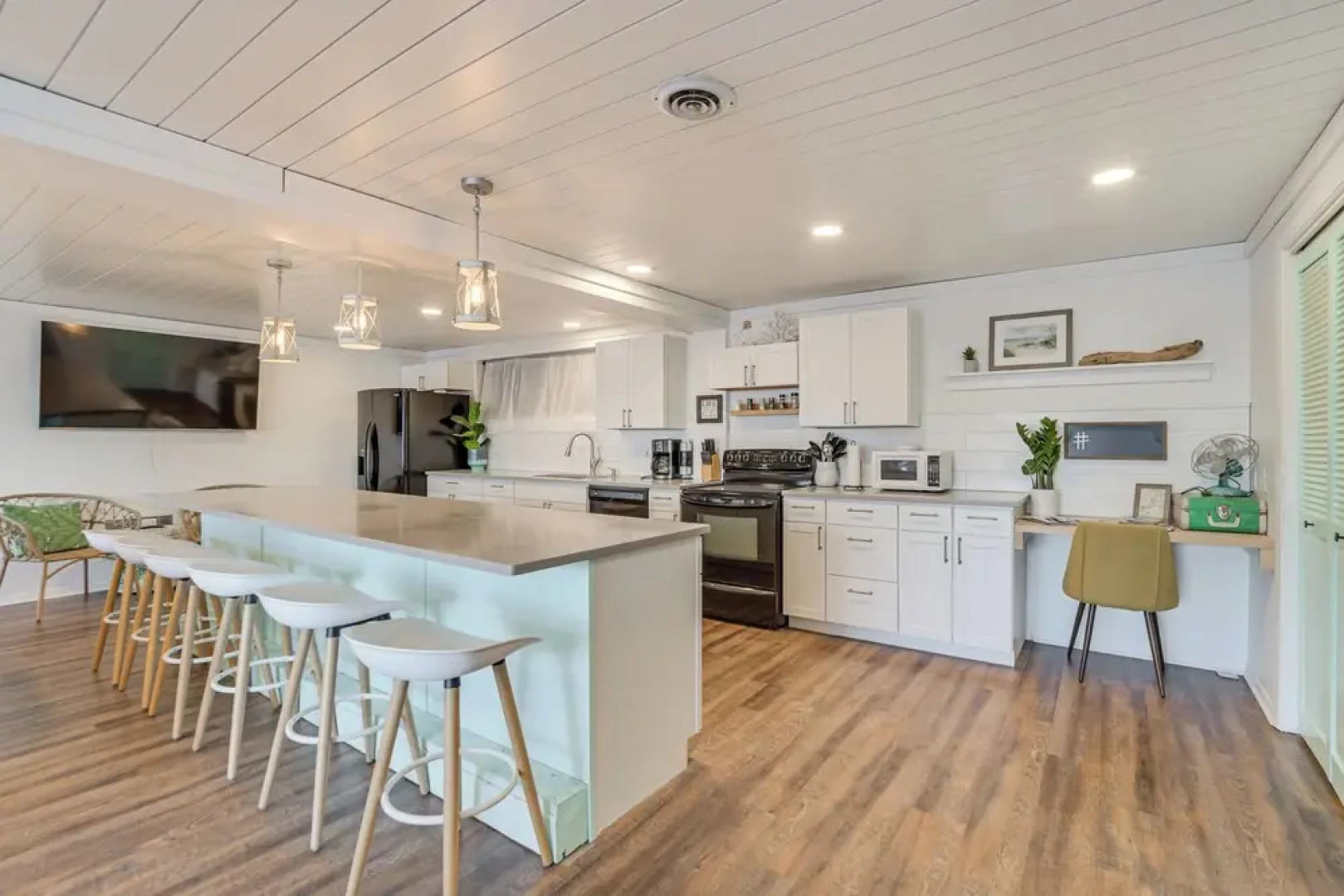 Modern Apt on Detroit Lake w/ Dock Access!