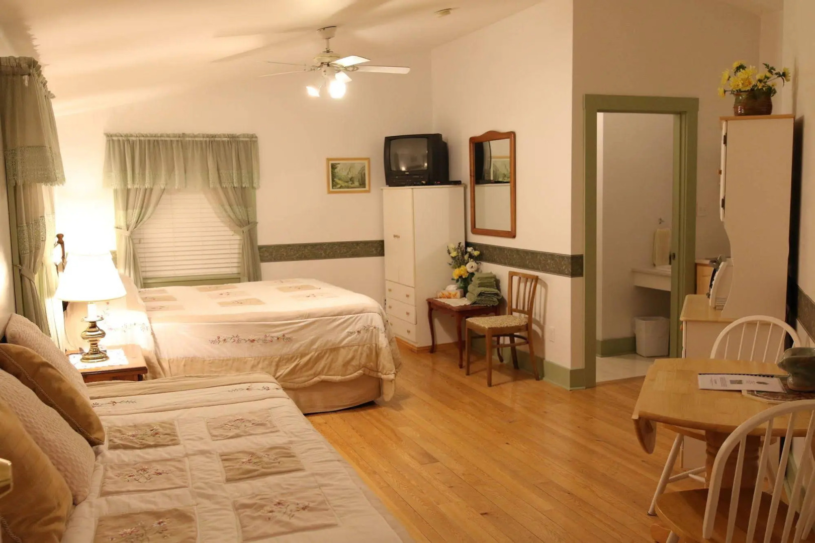 Anchorage House and Cottages