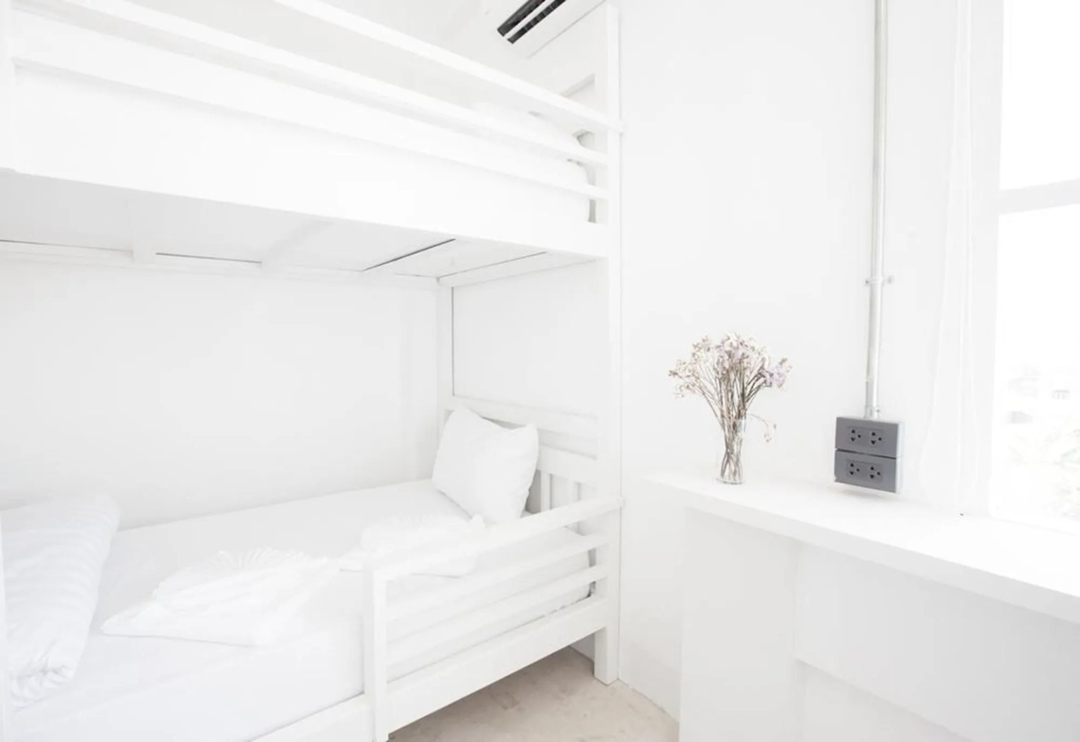 Flat White Cafe x Poshtel