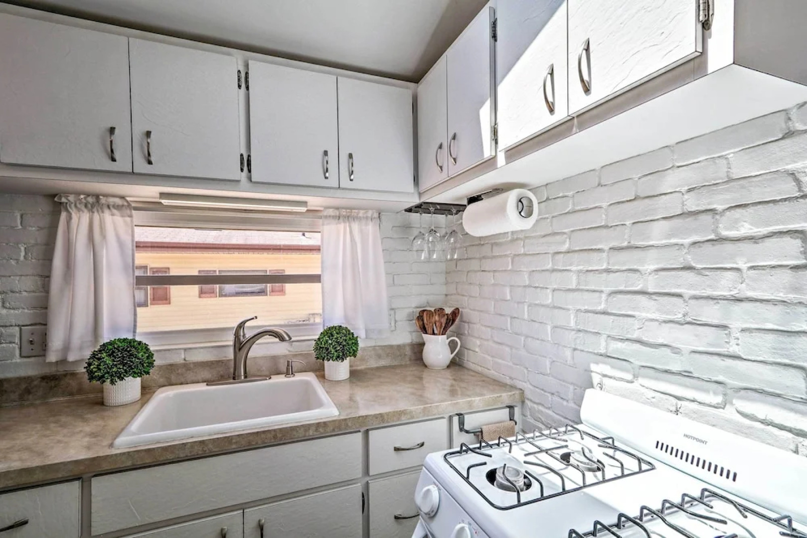 Beachy Lavallette Cottage w/ Outdoor Shower, Patio