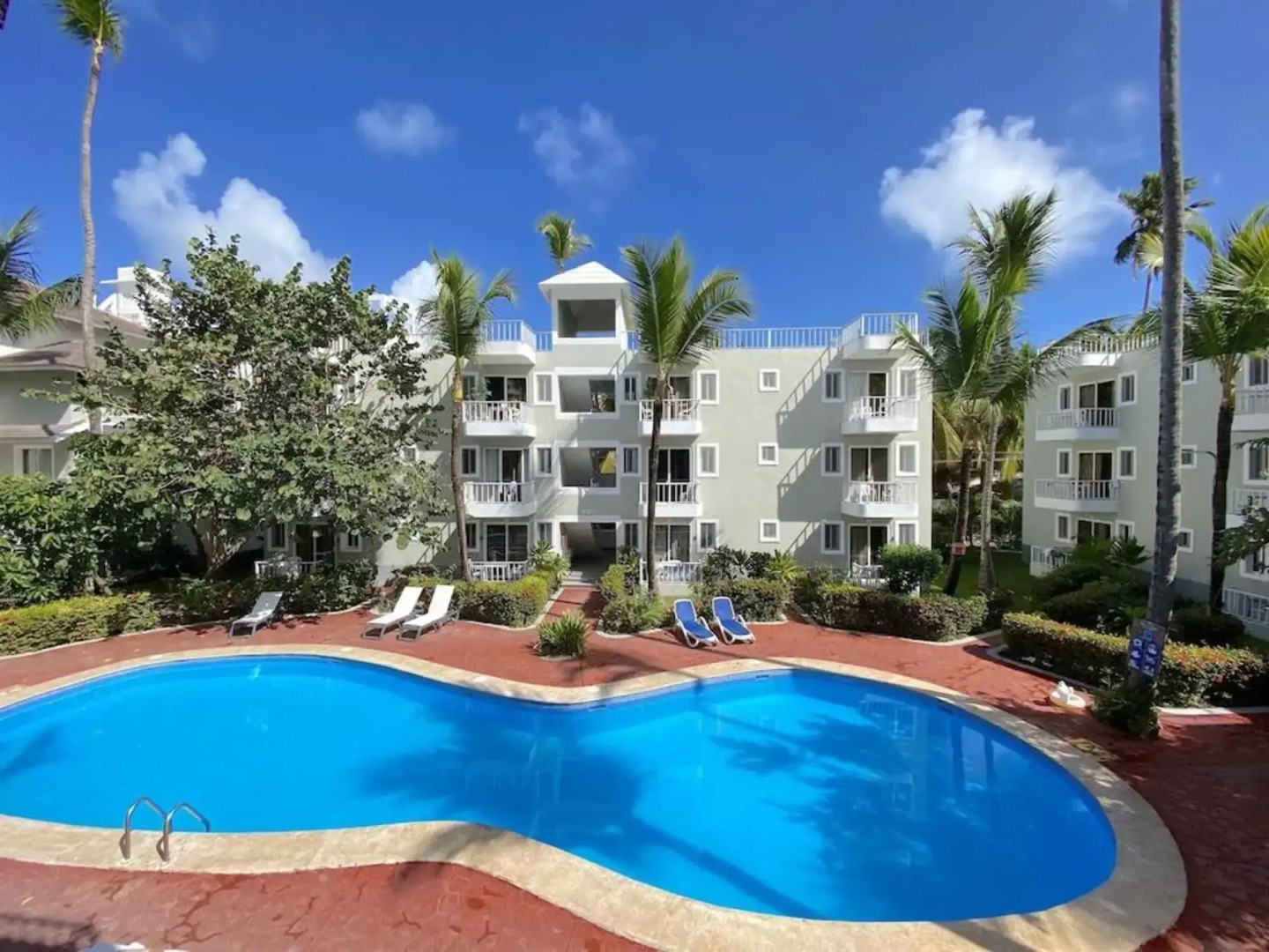 Tropicana Suites Deluxe Beach Club & Pool