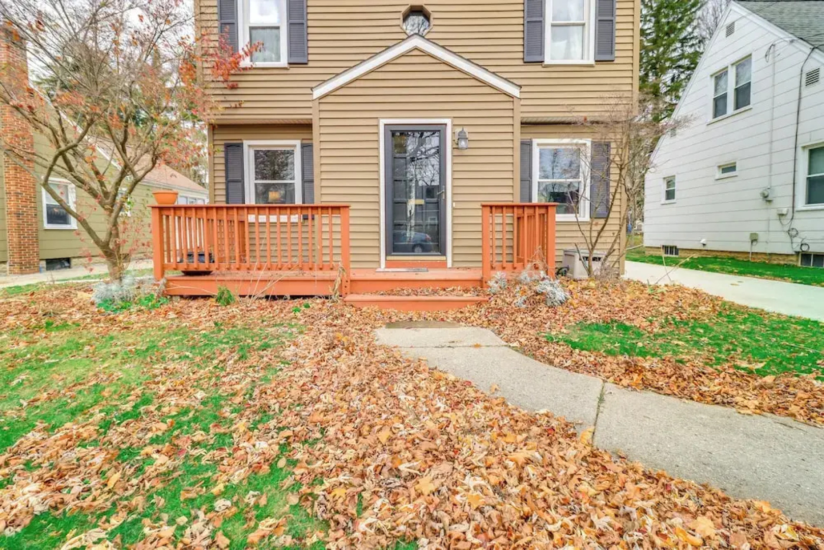 Walk to Adrian College: Family Home in Michigan