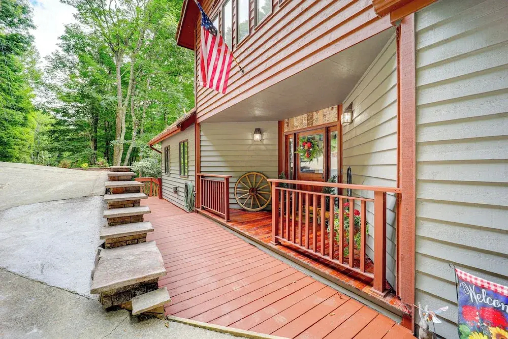 1 Mi to Otter Falls: Mtn-view Gem w/ Deck