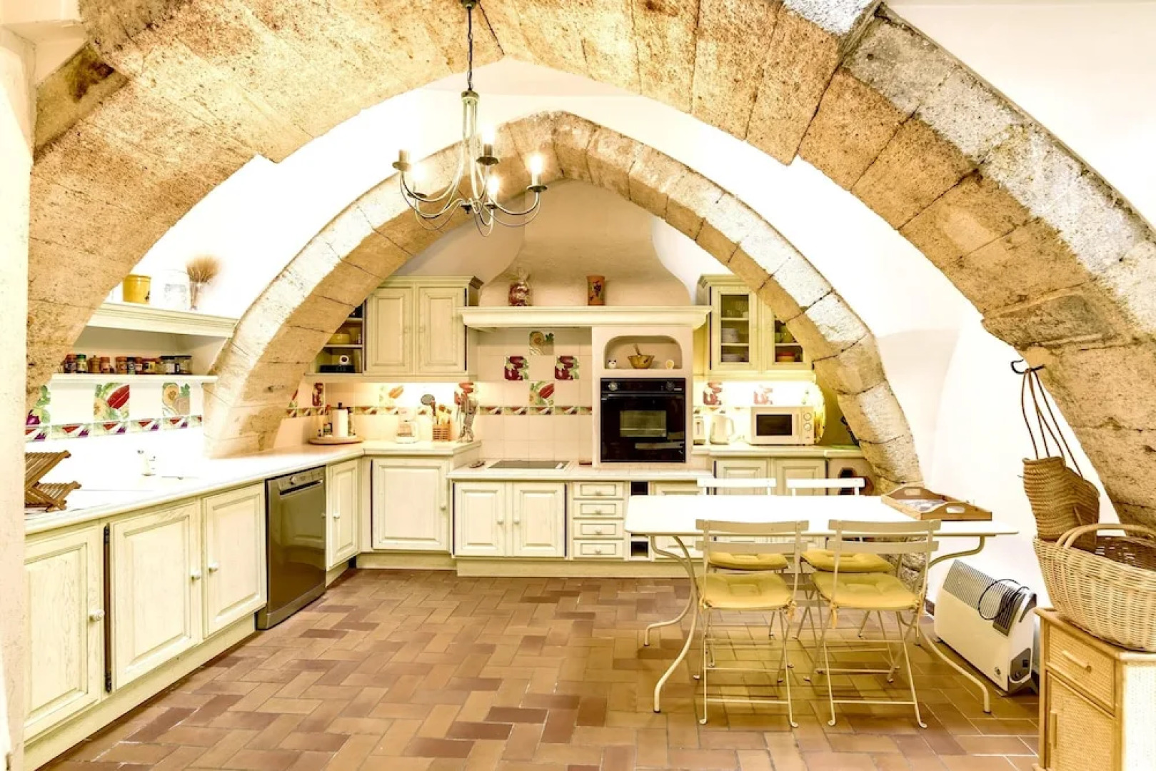 House With 3 Bedrooms in Pelissanne, With Wonderful City View, Furnish