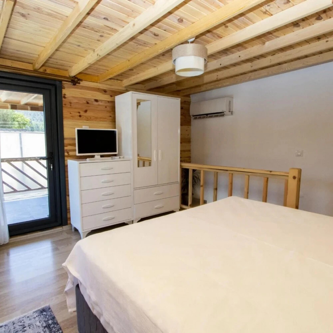 Villa With Pool Jacuzzi and Backyard in Inlice