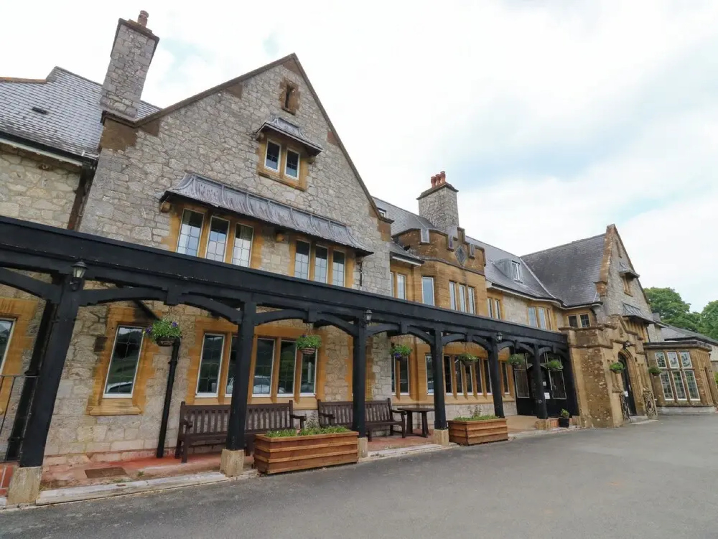 Harcombe House Bungalow 11