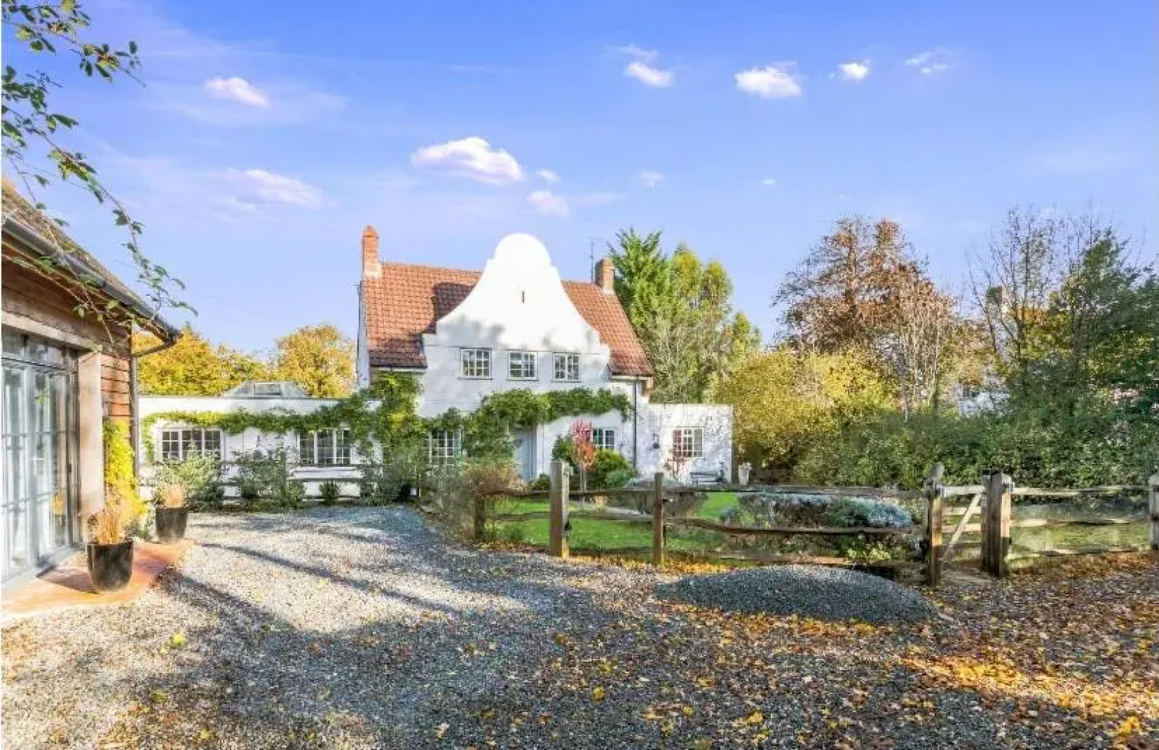 Pretty country family home- dog friendly.