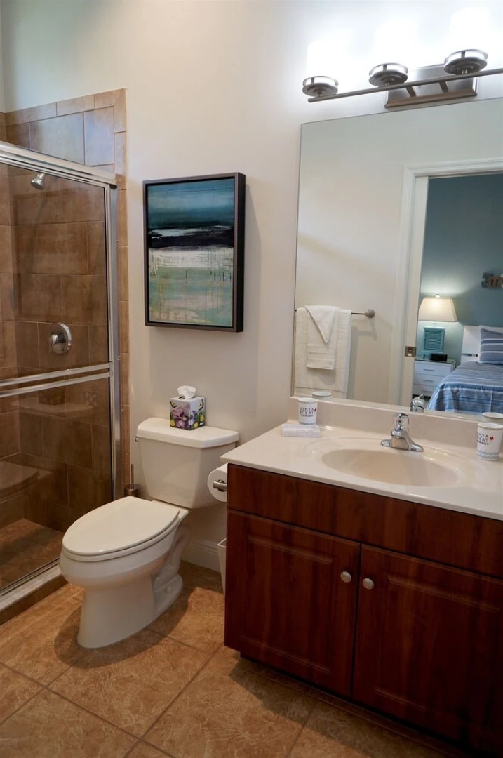 Alicia in Walking Distance to Yacht Club 1014