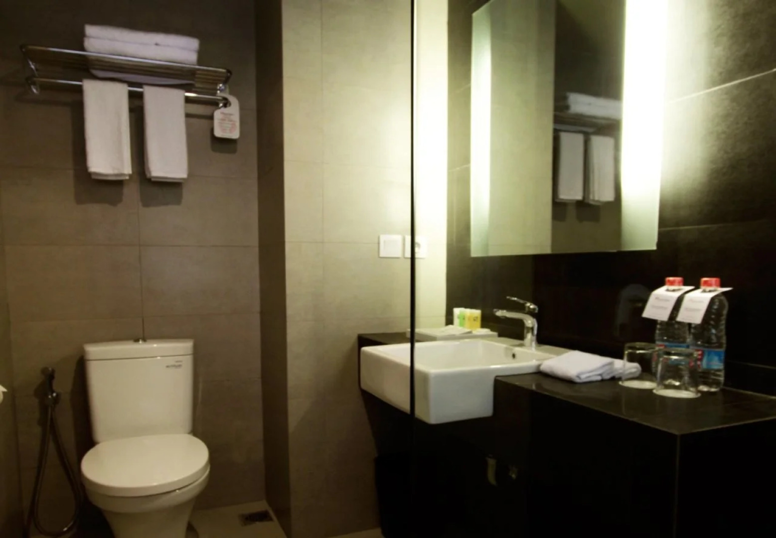 Отель Sevn Legian