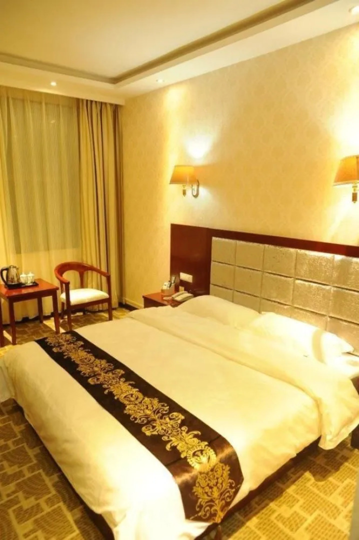 Yichuan Longsheng Business Hotel