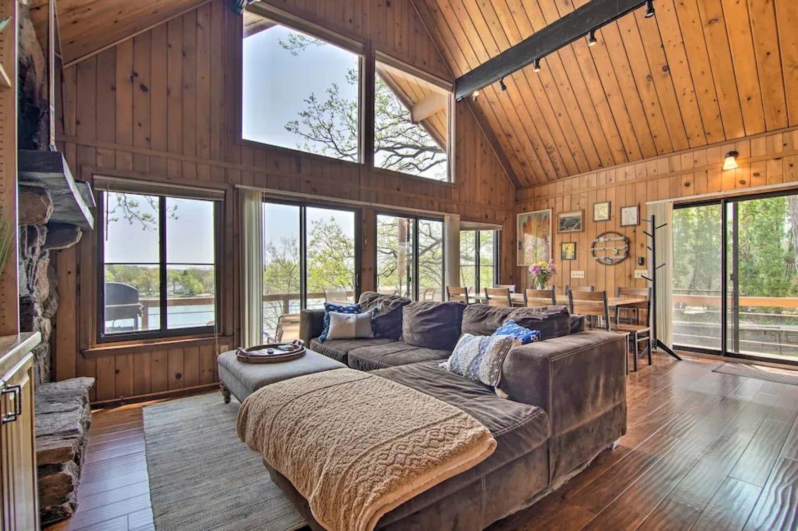 Serene Lakefront Escape: Boat Dock & Grill!