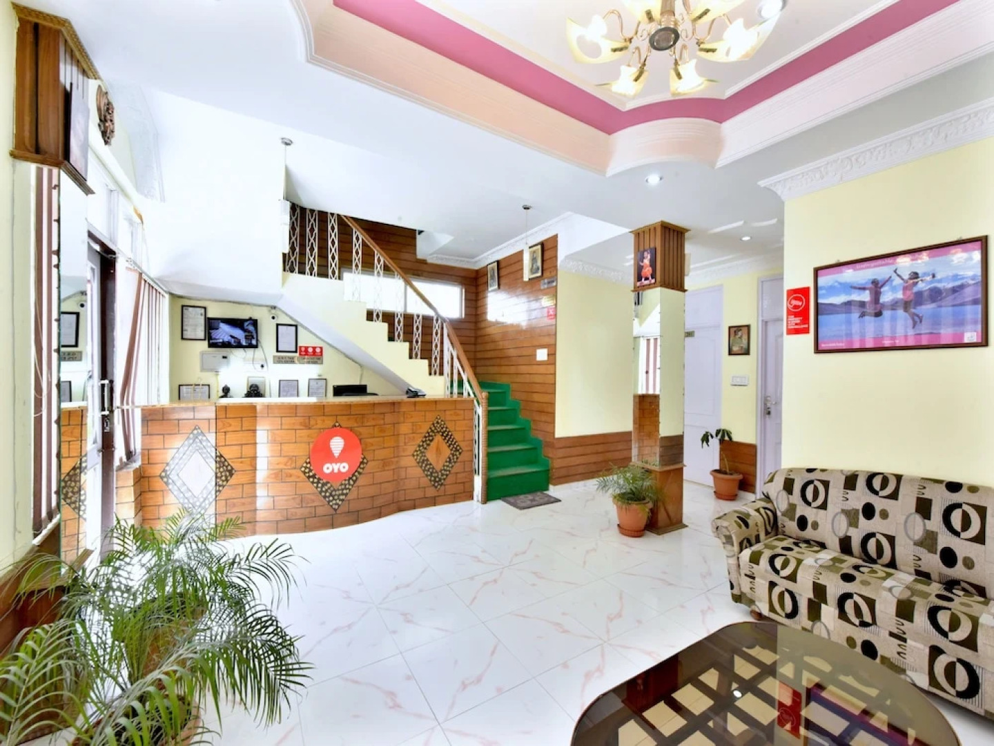 Hotel Snow Crest Inn