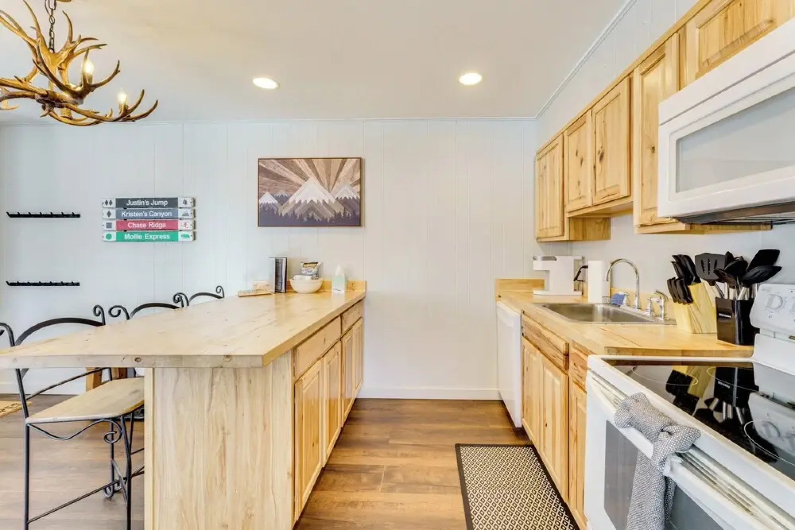 1/2 Mi to Skiing: Red River Condo w/ Free Shuttle!