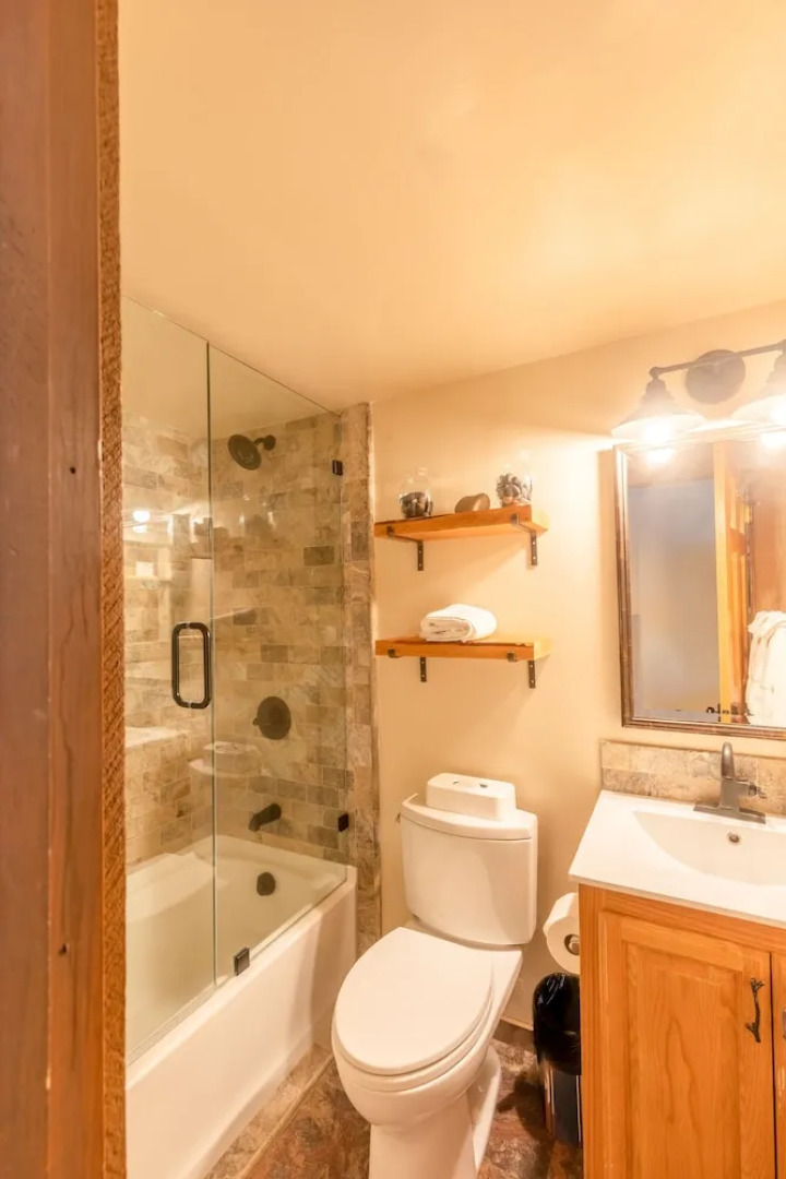 Cozy Aspen Grove 2 bed 2 bath by RedAwning Save 10% on 3 Nights, 15% on 5 Nights!