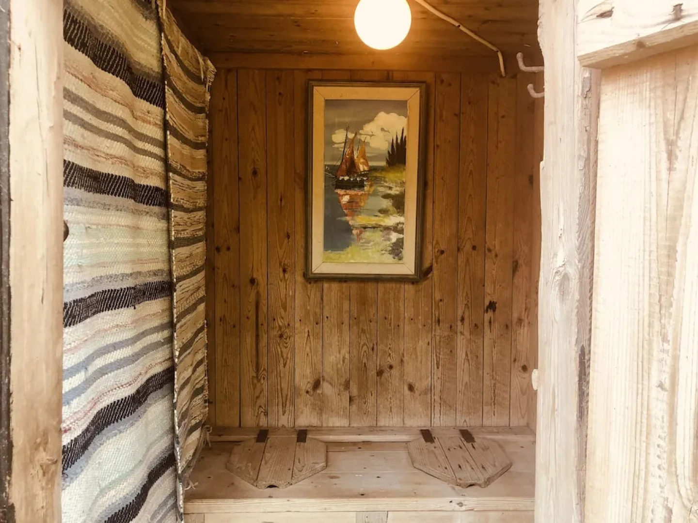 Tranquil Lakeside Cottage Retreat