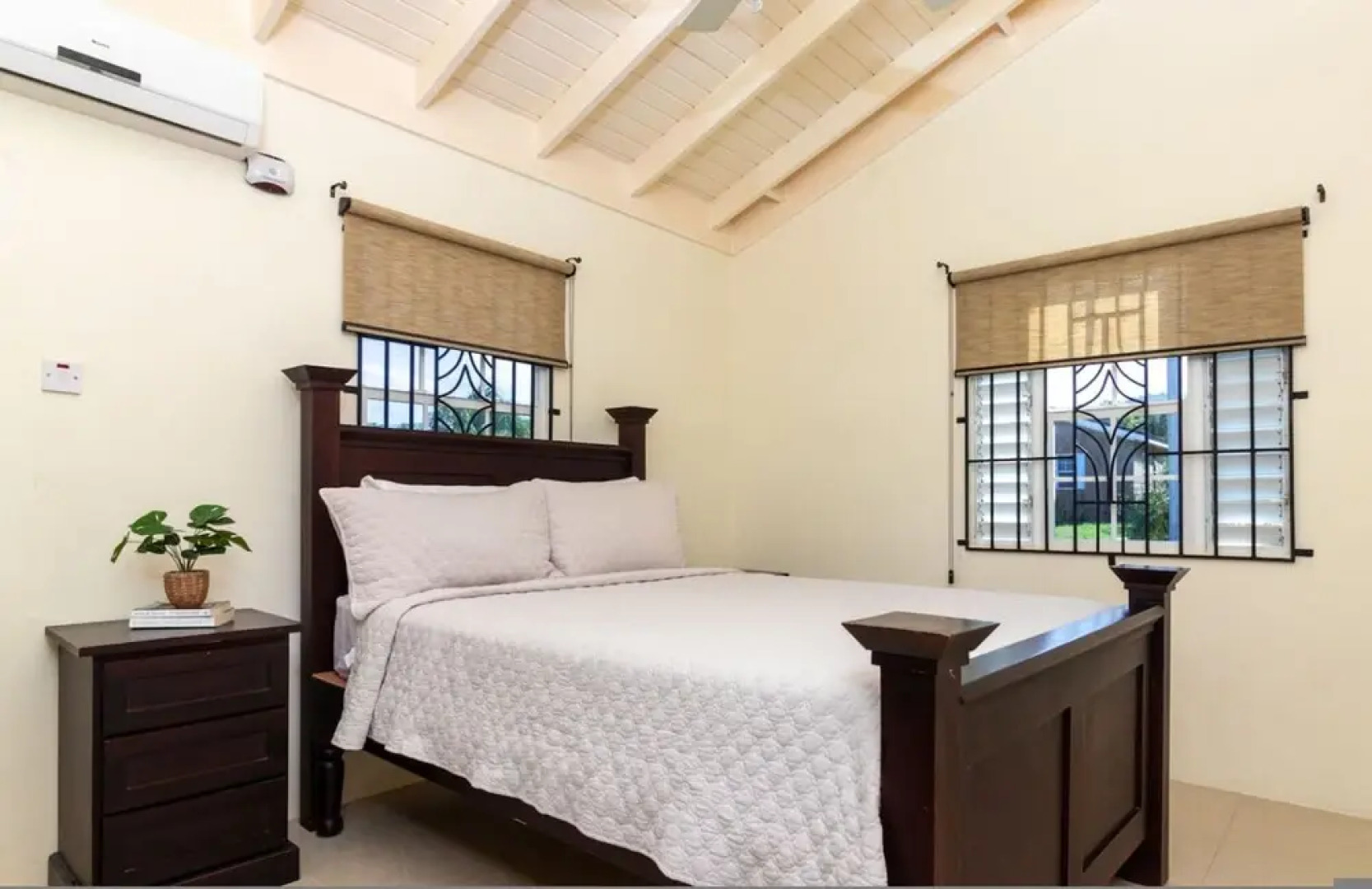 Private Pool Draxhall Gated Gym Tennis Full AC