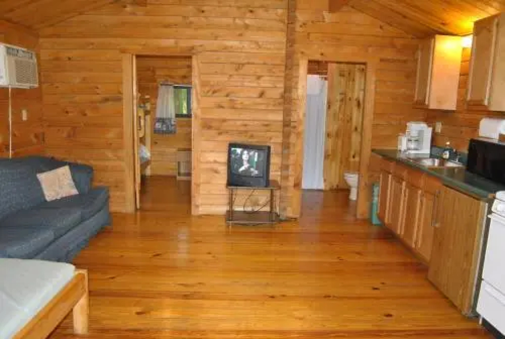 Robin Hill Camping Resort One-Bedroom Cottage 8