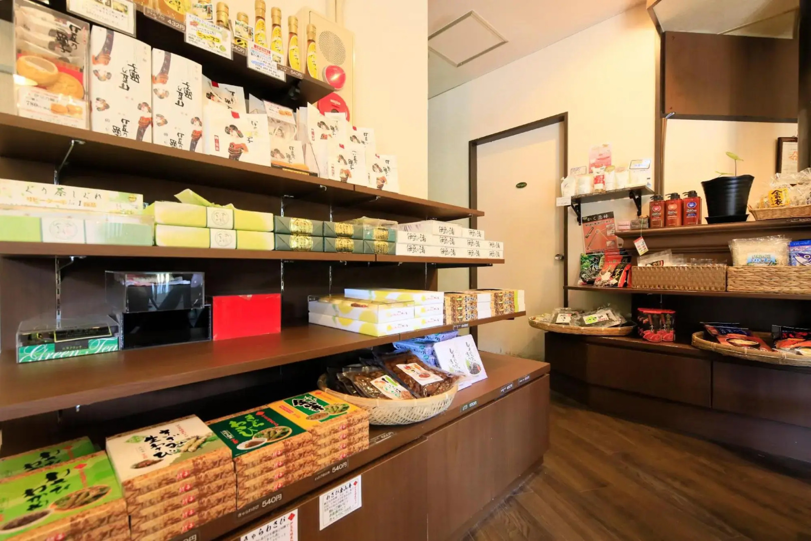 Izu Ippeki lake lakeside terrace