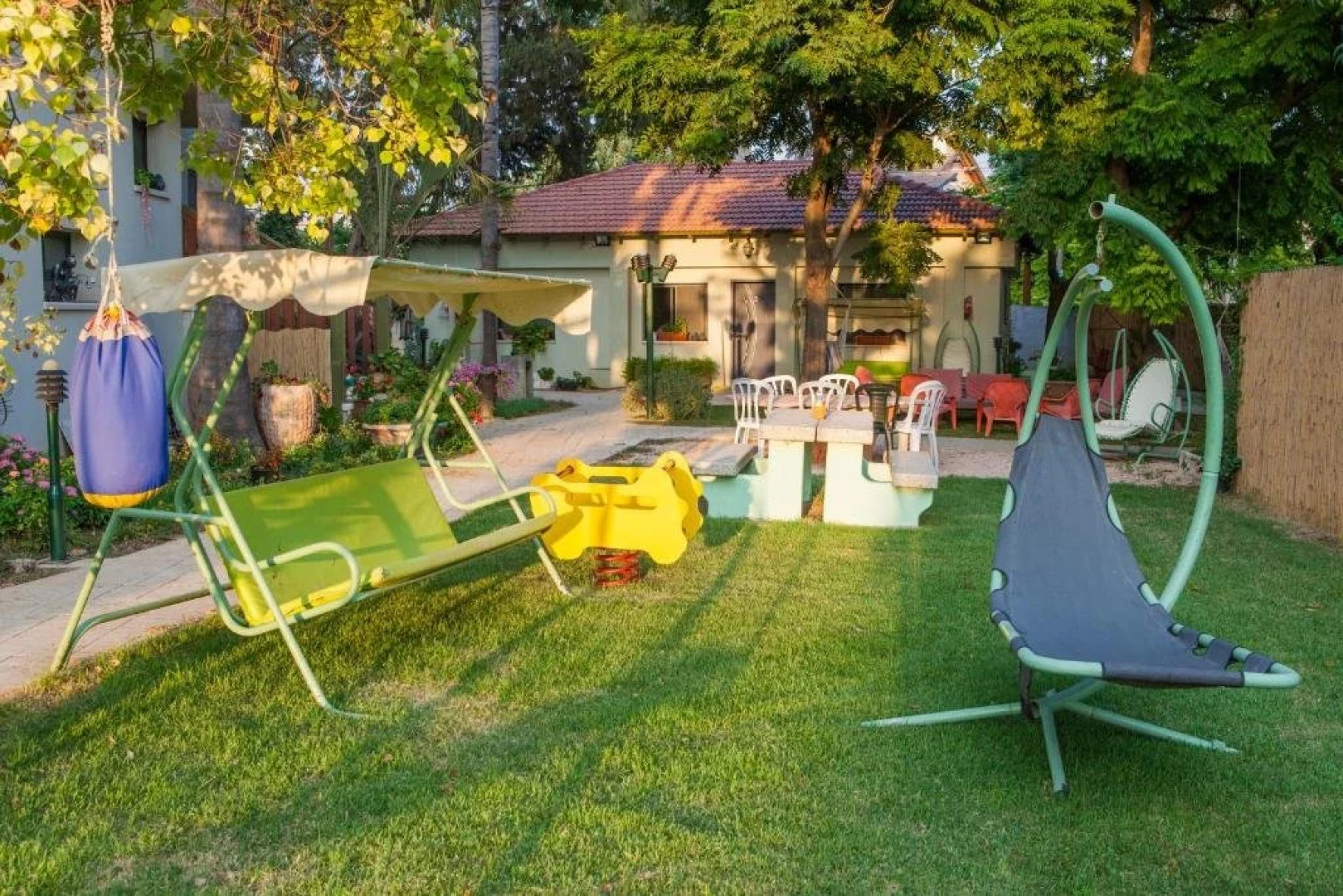 Nuriel Fruit & Guest House