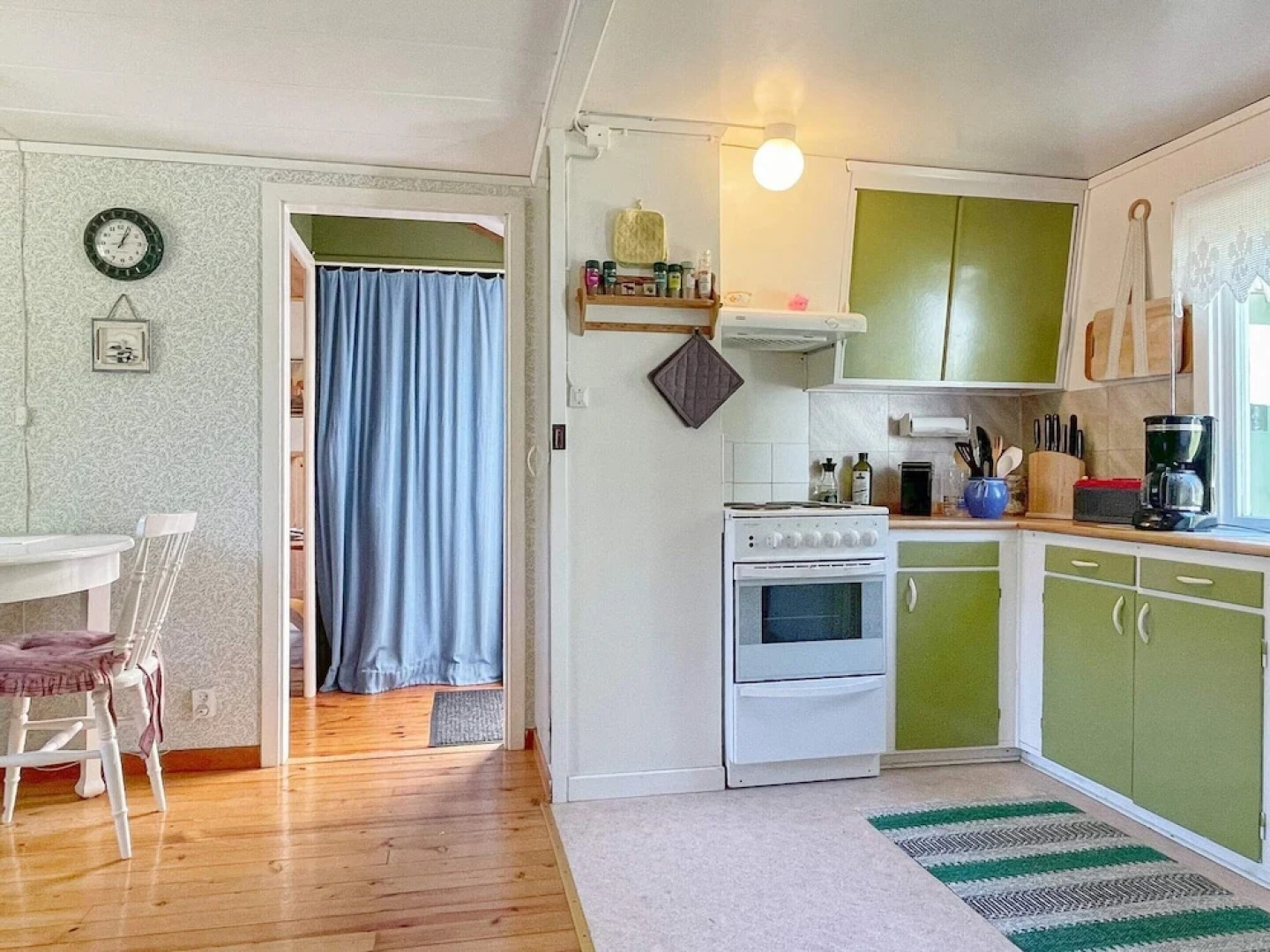 Charming Cottage Near Sea and Trails