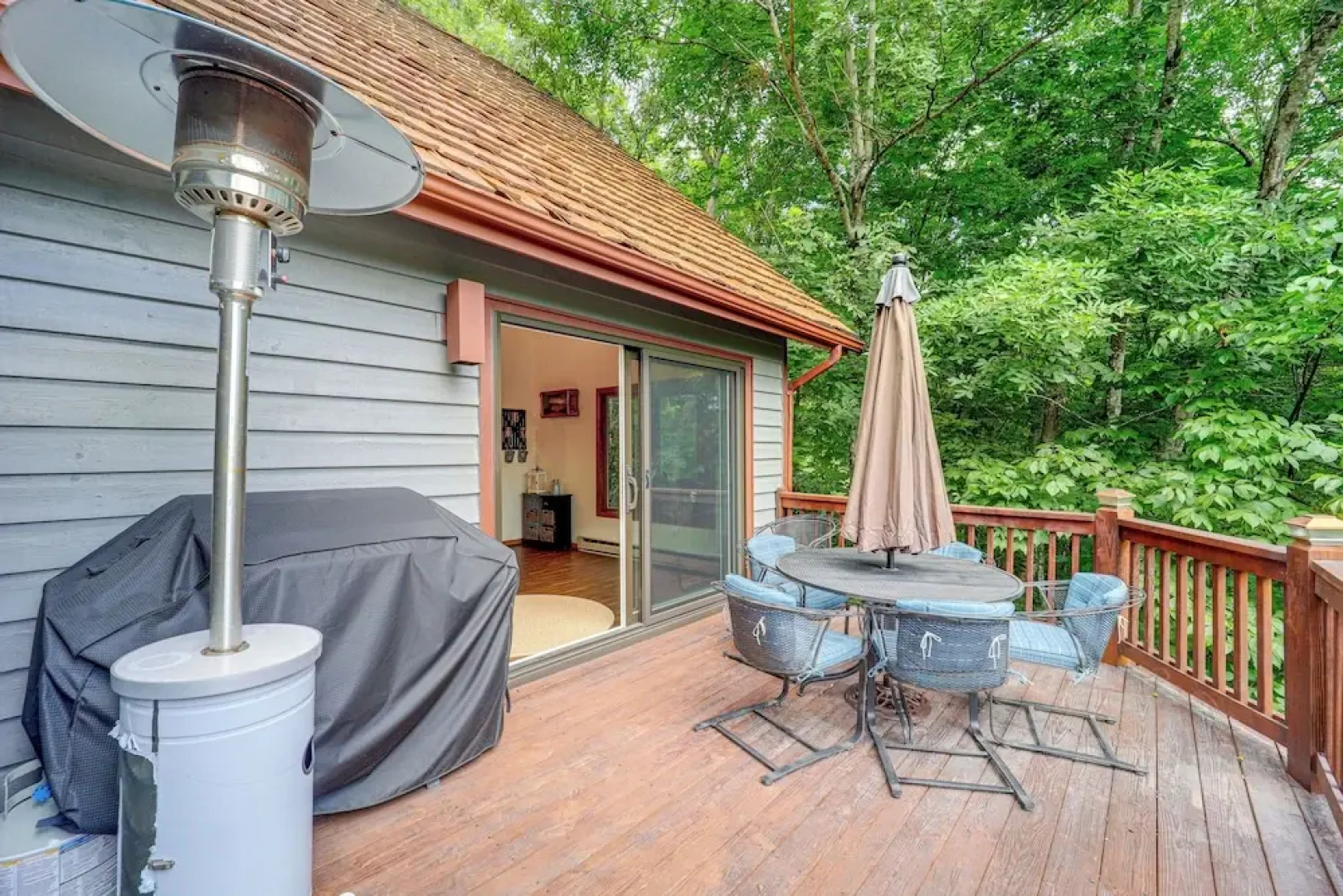 1 Mi to Otter Falls: Mtn-view Gem w/ Deck