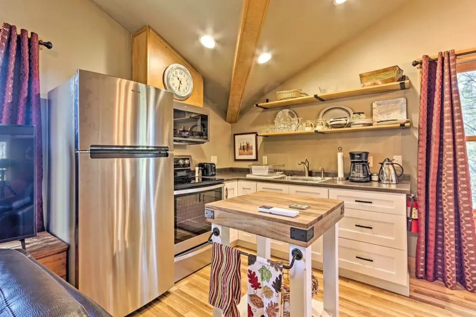 Cozy Black Mountain Escape: Walk to Golf & Lake!