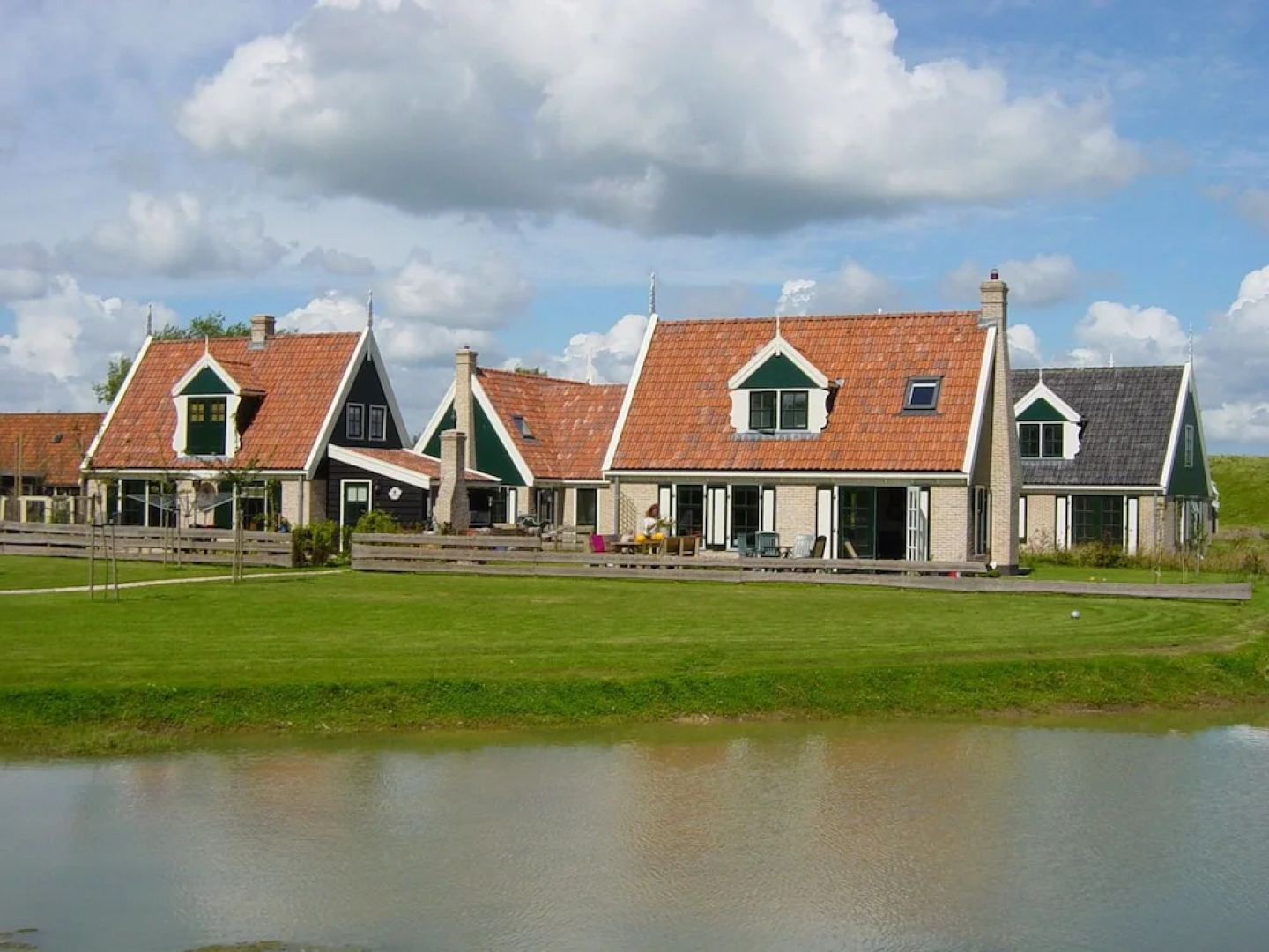 Comfy Chalet With Micro-wave, Near the Wadden Sea