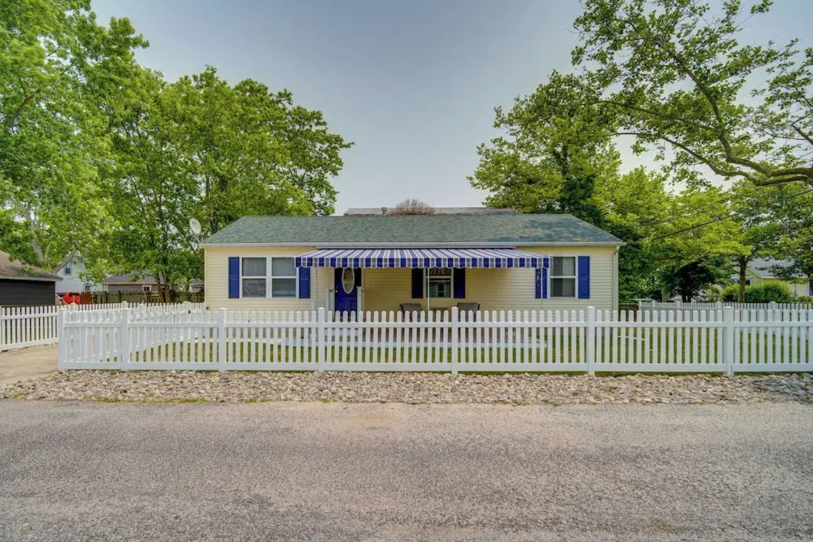 Pet-friendly Villas Vacation Rental: Walk to Bay