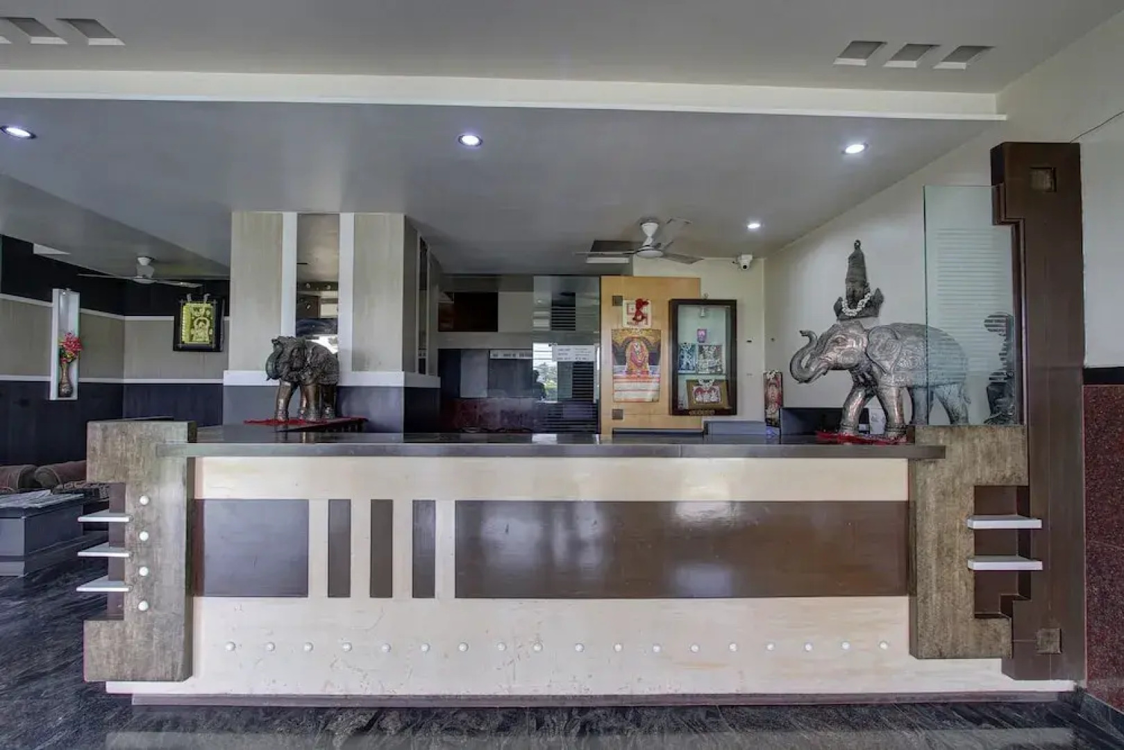 OYO 36620 Hotel Pleasant Stays