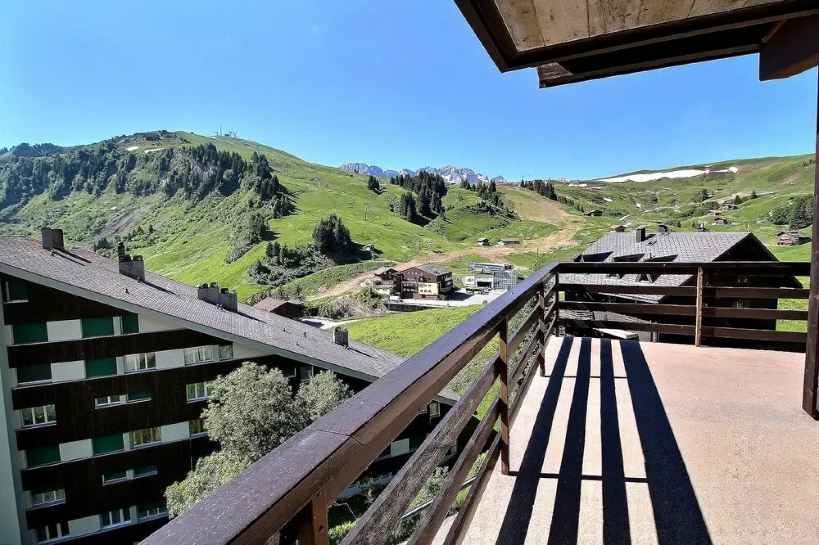 Mirois - Montagne 26 Ski-in Apartment on the Slopes in Les Crosets