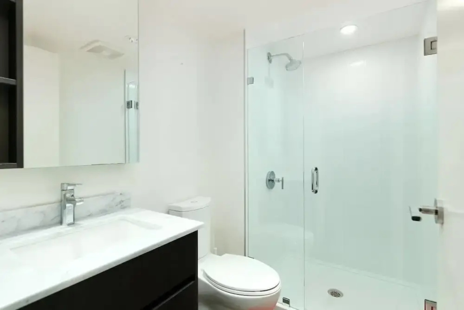 Convenient 2bdr 2BA Richmond Centre Condominium