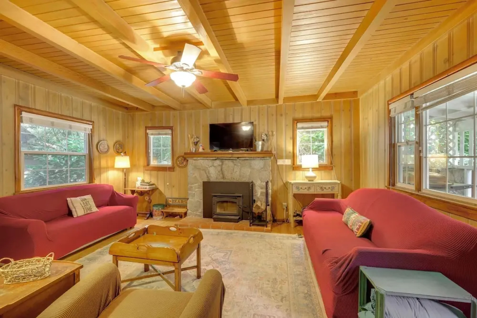 Vintage 'snow White' Cottage ~ 2 Miles to Village!