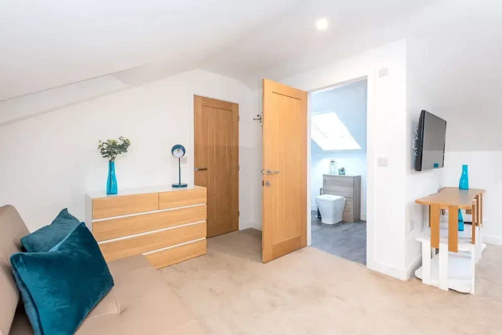 Lincoln 4-beds, Sleeps 13, Hot Tub & Pet Friendly