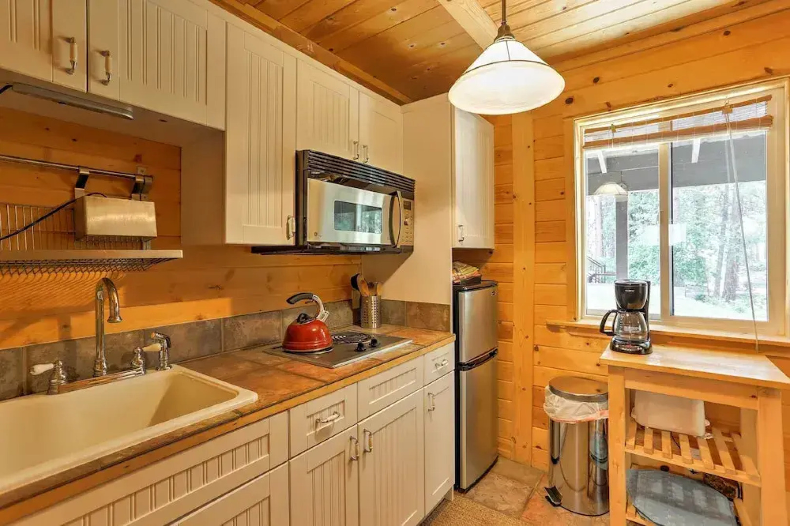 Romantic Riverfront Cottage - 1 Mile to Winthrop!