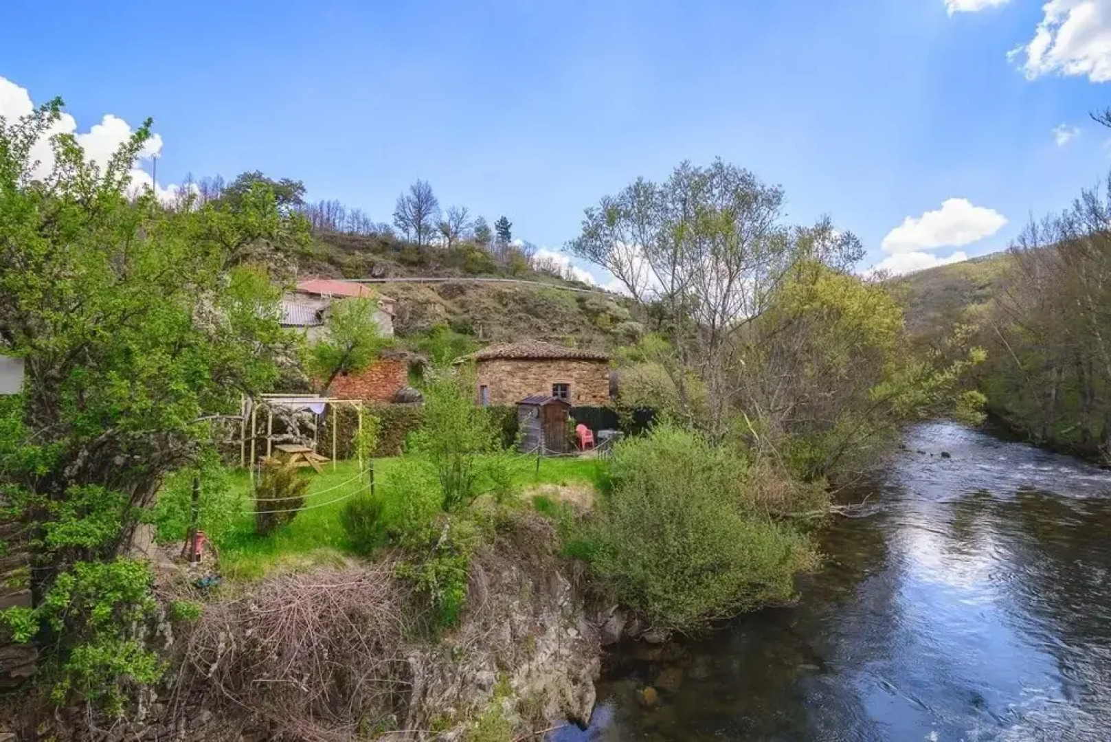 Rural House With Jacuzzi and Fireplace in the Room for 2 People