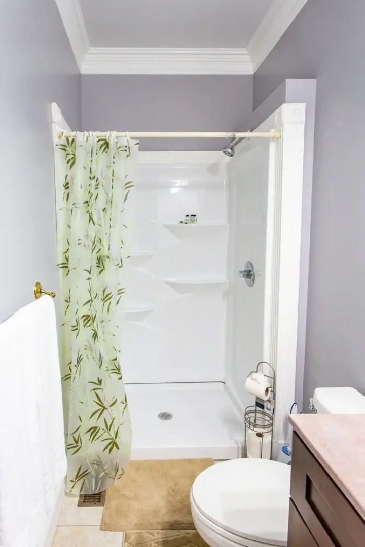 1369 Brentwood Almond - studio Br Apts