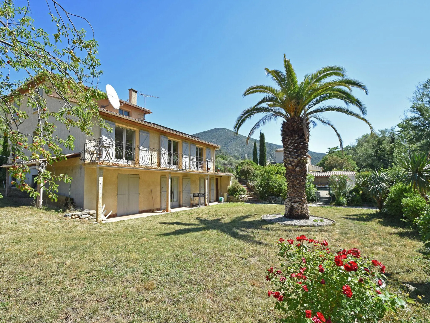 Child & dog friendly villa with private swimming pool and fenced garden on the river