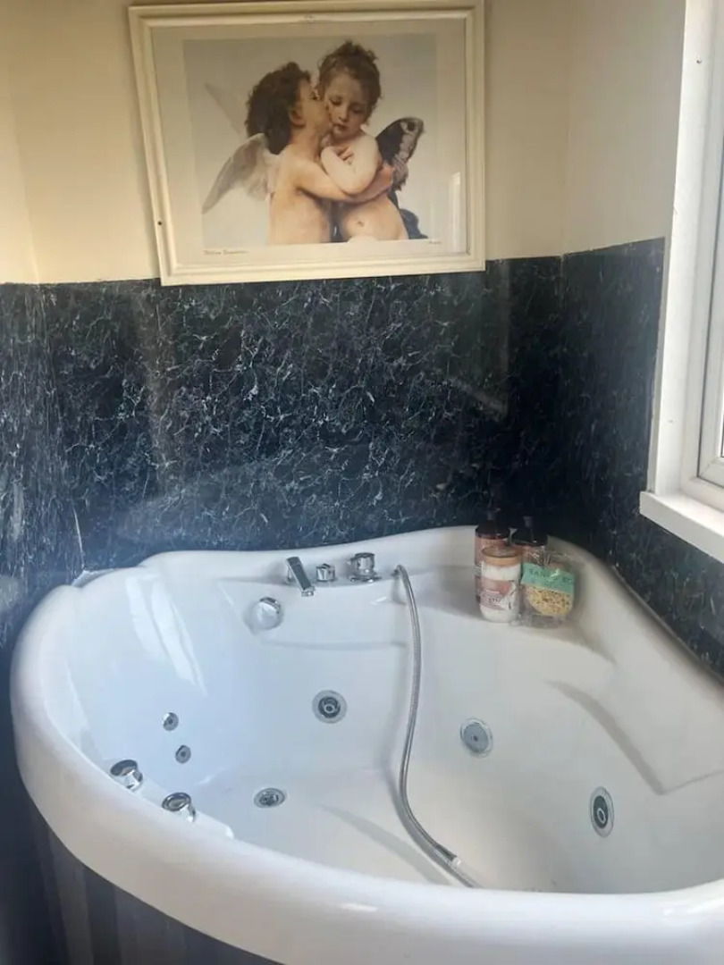 Bridie Rose - hot tub Extra Charge Exotic Animals