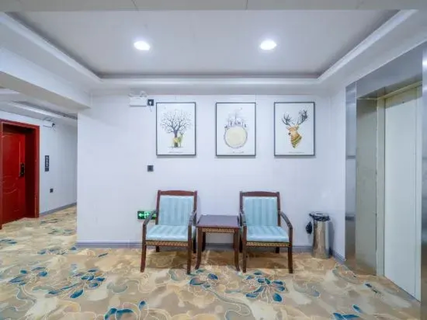 Jincheng Holiday Hotel (Burqin Hedi night market)