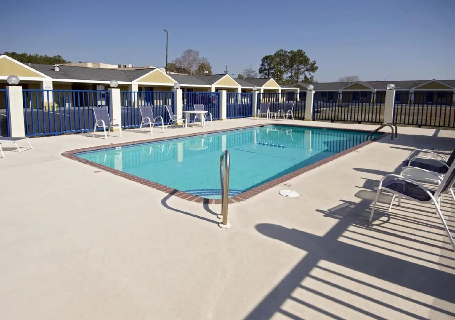 Hilcrest Inn & Suites