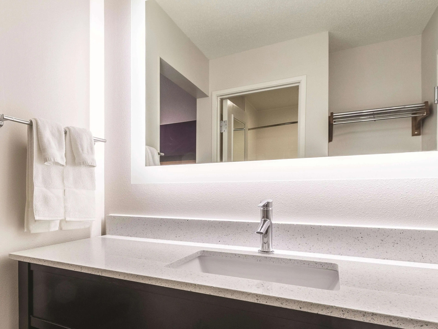 La Quinta Inn & Suites by Wyndham Cleveland - Airport North