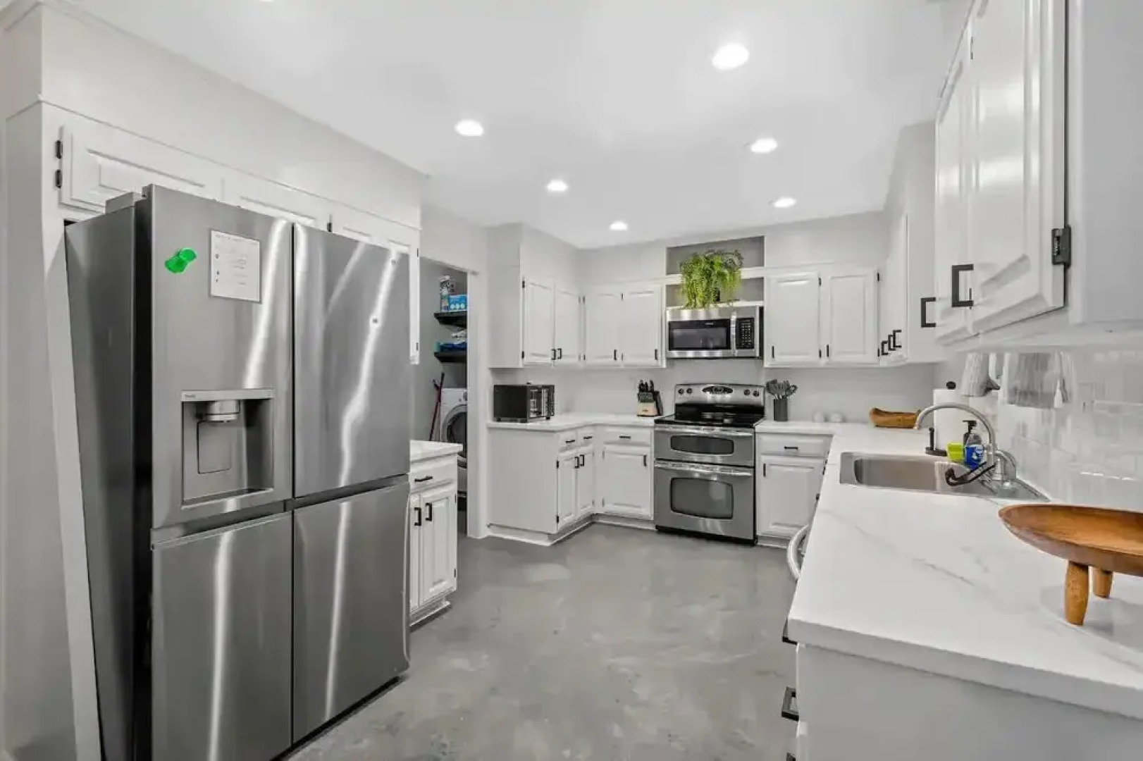 Tunnel Vision Trail Home -8 Min From Lake Windsor! 4 Bedroom Home by Redawning